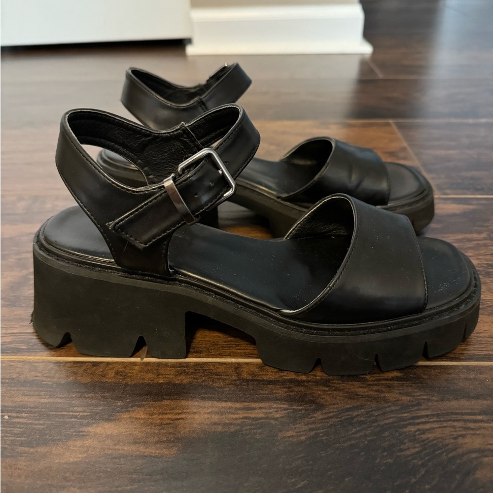 Chunky black sandal